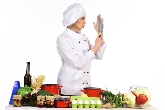 Nowoczesny szef kuchni przy przygotowaniu dania